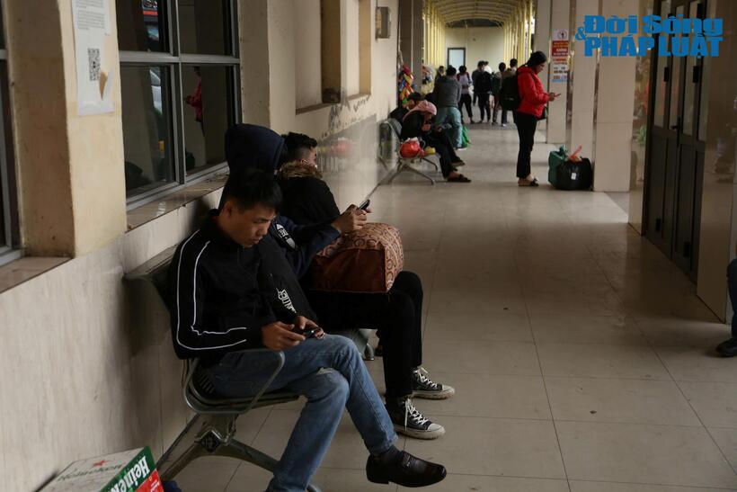 Lác đác một vài hành khách đang chờ xe bên trong bến.