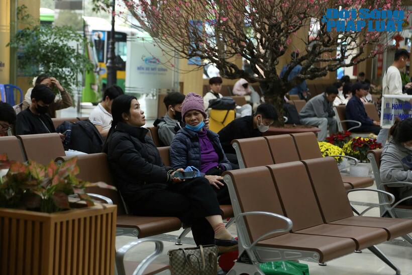 Dù chưa phải là ngày làm việc cuối cùng của năm Giáp Thìn nhưng đã có người xin nghỉ sớm để về quê đón Tết.