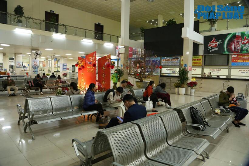 Trao đổi với PV, ông Tạ Anh Tuấn - Phó Giám đốc Bến xe Giáp Bát cho biết kỳ nghỉ Tết Nguyên đán năm nay diễn ra tương đối dài. Bến xe đã có kế hoạch phối hợp với các lực lượng chức năng để đảm bảo an ninh trật tự, đảm bảo bà con di chuyển thuận lợi nhất. "Các doanh nghiệp có xe hoạt động tại bến đều đã ký cam kết tuyệt đối không nhồi nhét, tăng giá vé trong dịp Tết năm nay", ông Tạ Anh Tuấn cho biết.