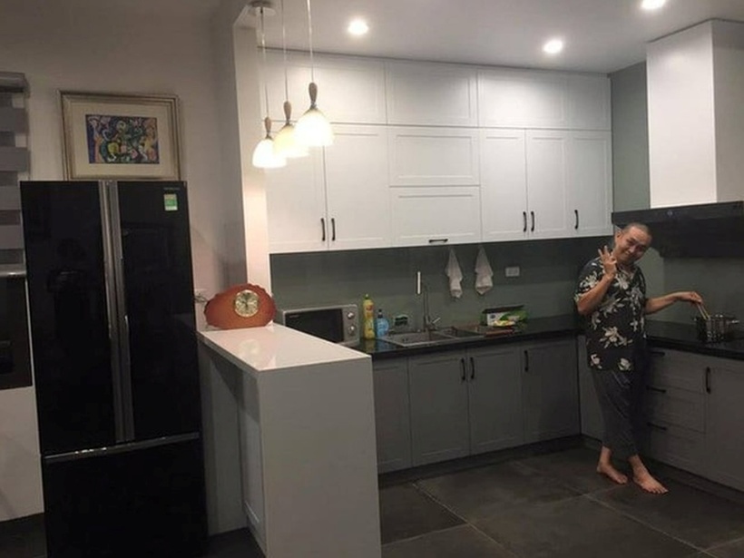 Khu bếp thiết kế mở, được lắp đặt nội thất tone màu ghi sáng, tuy diện tích không quá rộng nhưng vẫn đủ không gian để nấu nướng thoải mái.