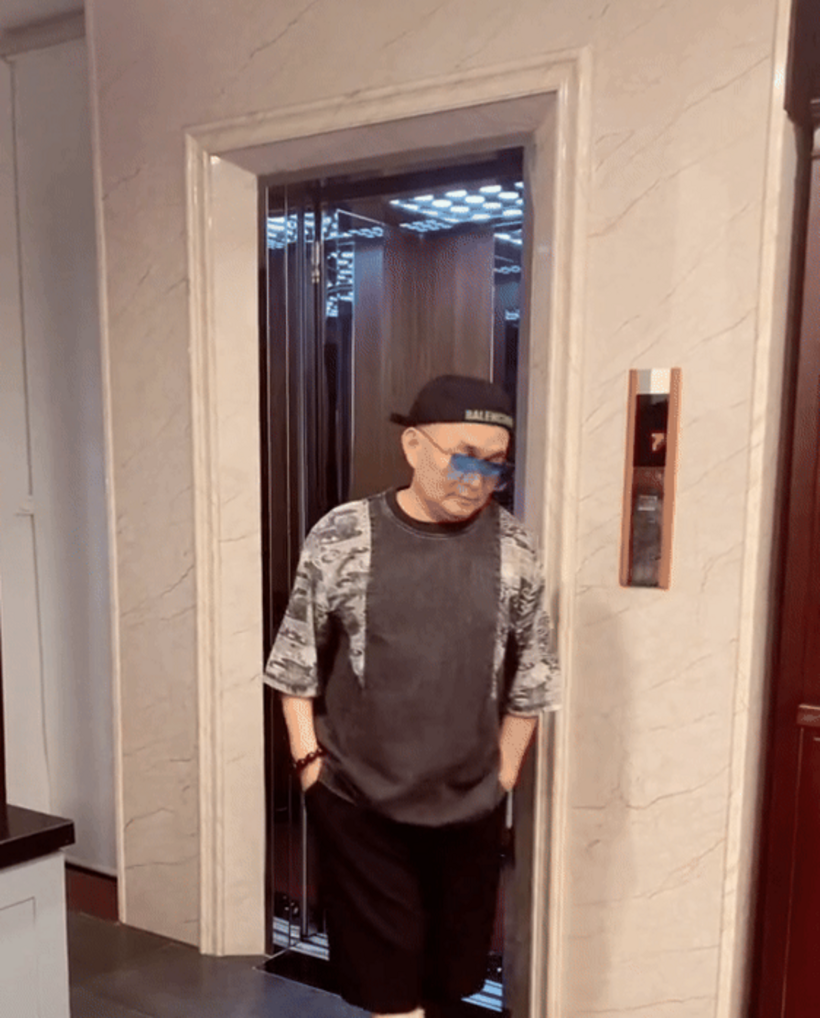Đặc biệt, cơ ngơi ở Hàng Bông của Xuân Hinh còn được lắp đặt một thang máy để phục vụ sinh hoạt của gia đình.