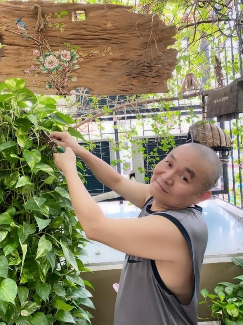 Khuôn viên xung quanh nhà ngập tràn cây xanh, vô cùng mát mẻ.