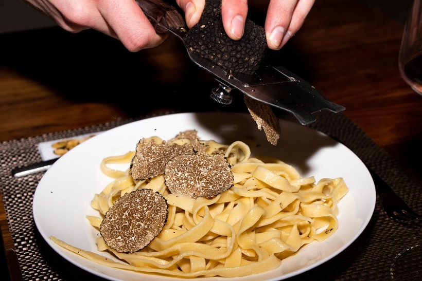 Nấm truffle thường được sử dụng một cách tinh tế, thái mỏng hoặc bào thành sợi với một lượng rất nhỏ.