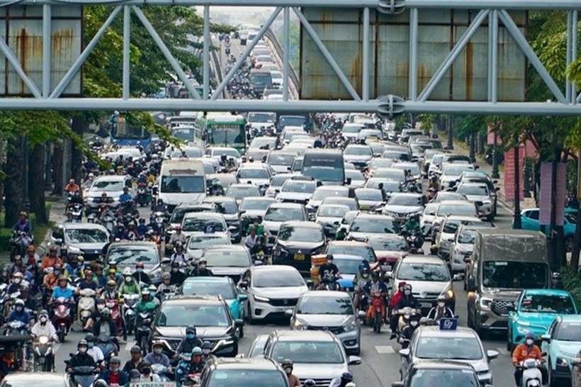 Cửa ngõ TP.HCM đông nghẹt xe cộ sáng 23/1.