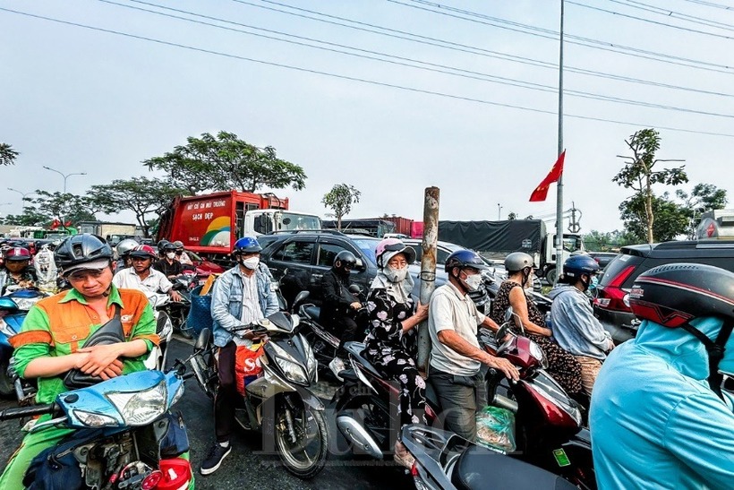 Càng về chiều dòng người xe nhích từng chút một tại các giao lộ.