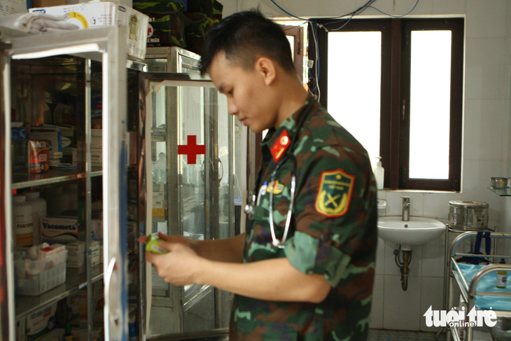 Các sĩ quan quân y của Bệnh viện 175 tại đảo Trường Sa kiểm tra thuốc dự phòng, chuẩn bị sẵn sàng cho công tác khám bệnh, cấp cứu cho cán bộ, chiến sĩ và người dân trên đảo, cũng như hỗ trợ cứu hộ ngư dân gặp nạn.