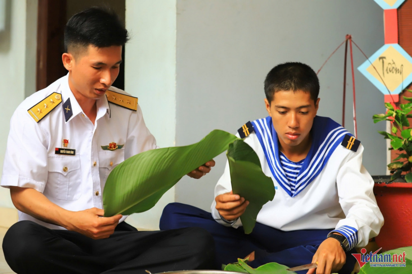 Thượng úy Nguyễn Thanh Bình (bìa trái) đã biết gói những chiếc bánh chưng vuông vắn.