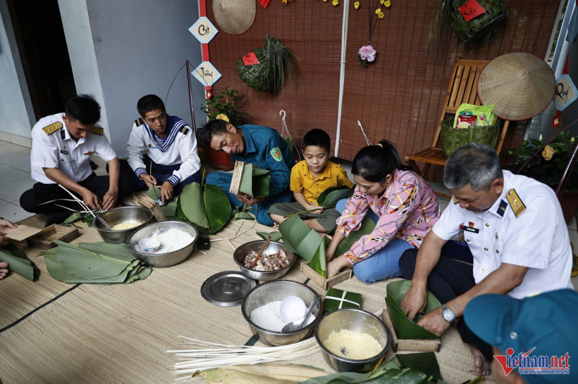 Hoạt động gói bánh chưng cũng mang ý nghĩa giáo dục truyền thống cho thế hệ trẻ trên đảo.