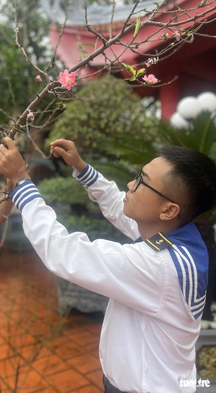 Nghiêm Công Phong, chiến sĩ vừa được kết nạp Đảng trước thềm Tết, chia sẻ rằng đây là lần đầu tiên anh đón Tết xa nhà. Nhìn những cành hoa đào theo chuyến tàu vừa cập bến, Phong không khỏi bồi hồi nhớ quê hương. Tuy nhiên, chàng lính trẻ quyết tâm vượt qua khó khăn, hoàn thành nghĩa vụ quân sự và tiếp tục học tập để trở thành sĩ quan quân đội, nối tiếp sự nghiệp của cha.