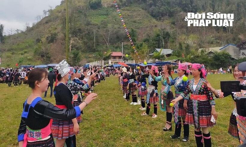 Ném Pao – một hoạt động không thể thiếu ở các lễ hội Xuân của đồng bào dân tộc Mông