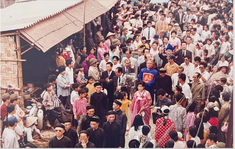 Ông Lý Xương Căn cùng đại diện dòng họ Lý Hoa Sơn về thăm đền Đô (Bắc Ninh), tháng 3/1995 (Ảnh: NVCC)