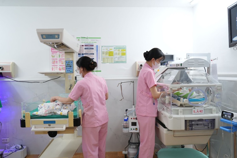 Nhiều trẻ nhập viện không chỉ gặp các triệu chứng liên quan đến đường hô hấp mà còn xuất hiện thêm các vấn đề về đường tiêu hóa. Ảnh: BSCC