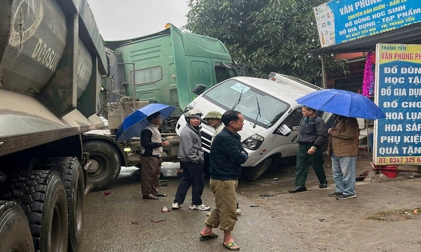 Các xe ô tô bị hư hỏng nặng sau va chạm.