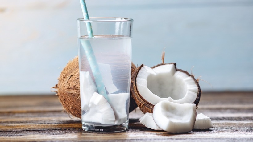 Nước dừa là một loại thức uống tuyệt vời giúp dưỡng ẩm da từ bên trong.