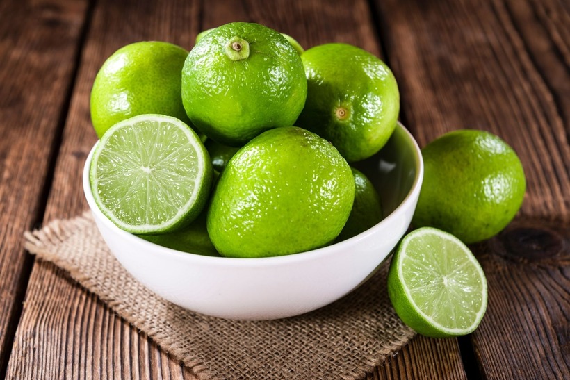 Chanh rất giàu flavonoid, giúp tăng cường hệ miễn dịch và sức khỏe tổng thể.