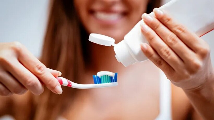 Người mắc bệnh nướu răng (còn gọi là bệnh nha chu) có nguy cơ bị đau tim, đột quỵ hoặc các biến cố tim mạch nghiêm trọng cao gấp 2 - 3 lần. Ảnh minh họa.