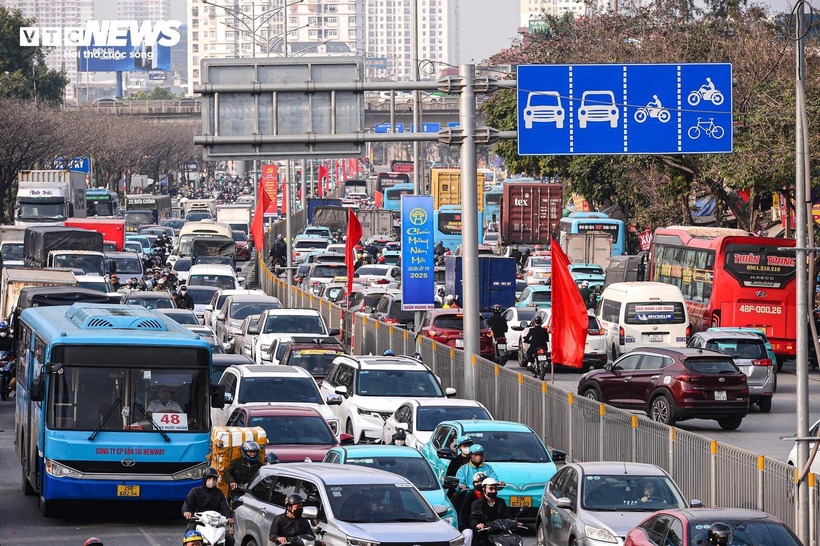 Từ 15h30, tuyến đường Giải Phóng đã bắt đầu ùn tắc, càng dần về giờ tan tầm càng ùn ứ.