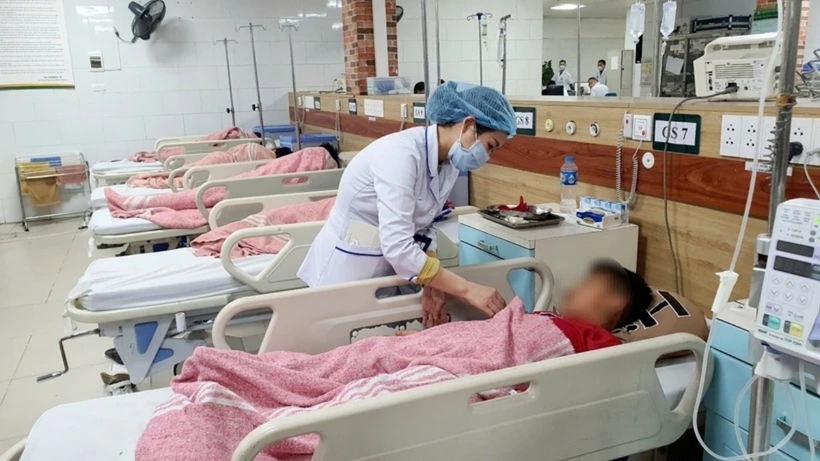 Các bệnh nhi được điều trị ở Trung tâm Chống độc, Bệnh viện Bạch Mai. Ảnh: VietnamPlus