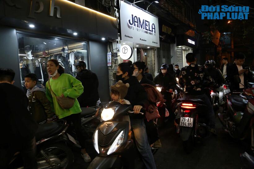 Cảnh di chuyển khó khăn trên phố Đông Các (Hà Nội) lúc 21h ngày 24/1.