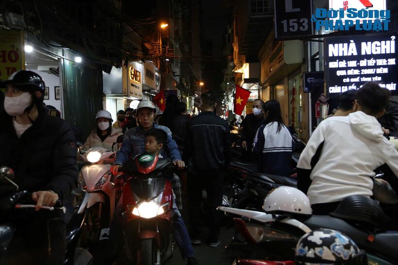 Những con phố thời trang càng thêm đông đúc ngày cuối năm.