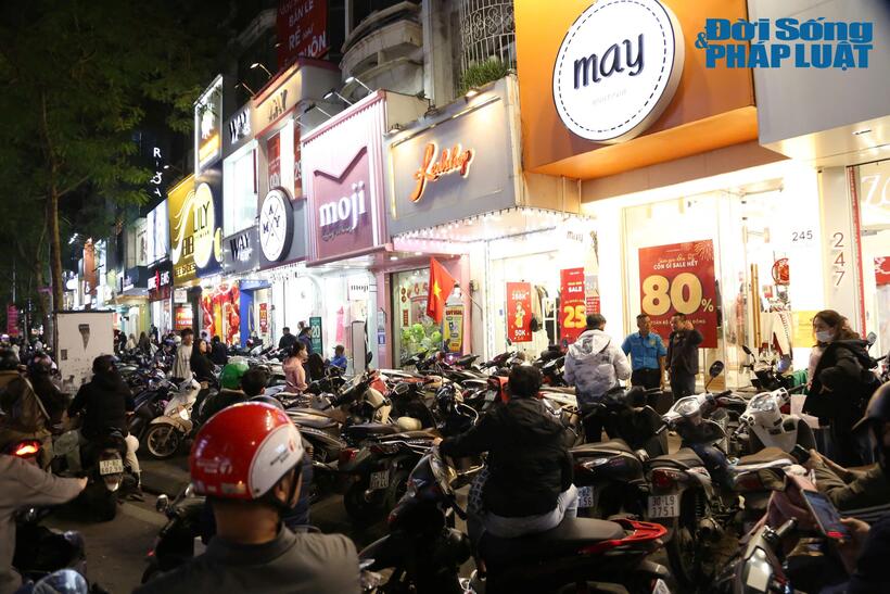 Lúc 20h15 ngày 24/1, tại phố Chùa Bộc (quận Đống Đa), dòng người đổ về đông, tập trung tràn ra lòng đường trước khu vực các cửa hàng thời trang.
