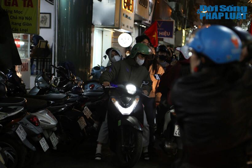 Tương tự, tại phố Đông Các – nơi tập trung hàng chục cửa hàng quần áo – cũng luôn trong tình trạng ùn tắc trong những ngày giáp Tết Nguyên Đán.