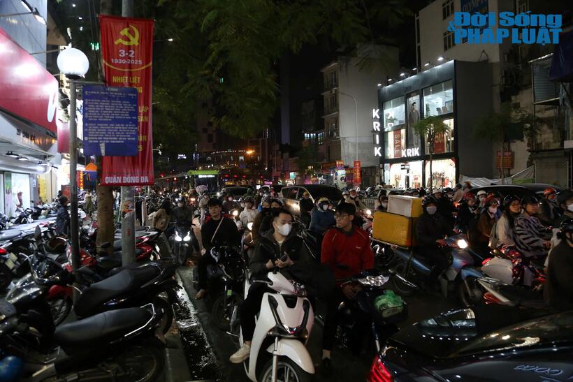 Khung cảnh quen thuộc tại "phố thời trang" Chùa Bộc trong những ngày giáp Tết Nguyên đán.
