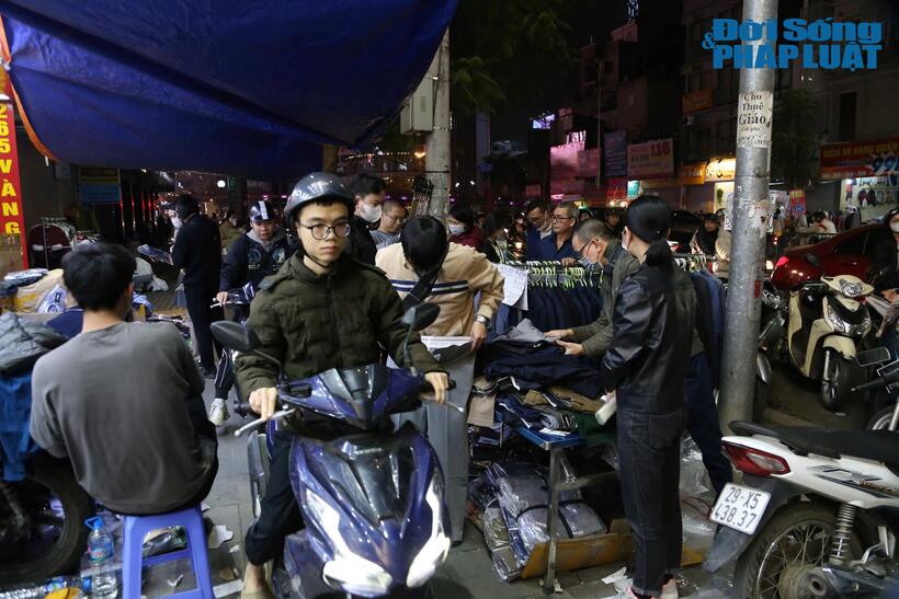 Lượng người đông gây ra ùn tắc nhẹ trước các khu vực cửa hàng quần áo. Một số người dân phóng xe lên vỉa hè với mong muốn thoát khỏi nút tắc.