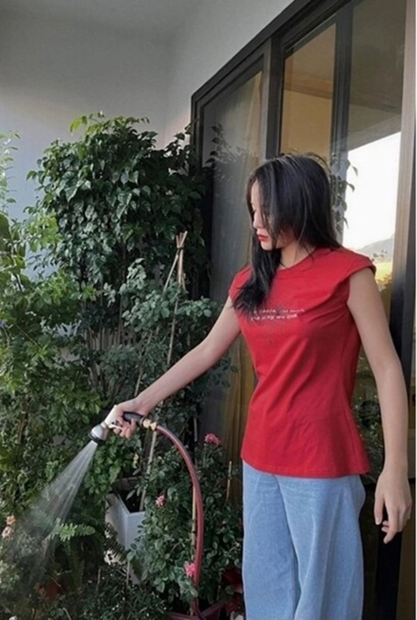Kỳ Duyên trồng nhiều hoa và cây cảnh xanh mướt bên ngoài ban công.