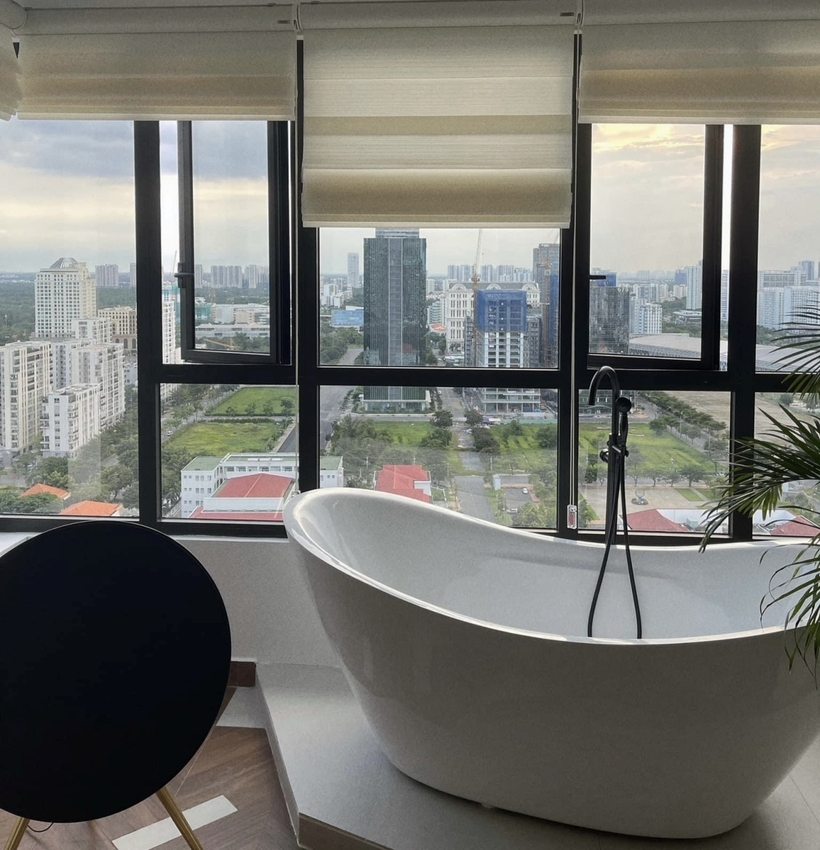 Với cửa kính lớn, căn hộ trở nên thoáng đãng hơn, có thể tận dụng được ánh sáng tự nhiên. “Mỗi ngày đều tắt điều hòa, mở rộng cửa ban công, hít thở không khí trong lành, thấy yên tĩnh và thoải mái cực kỳ", nàng Hậu từng chia sẻ.
