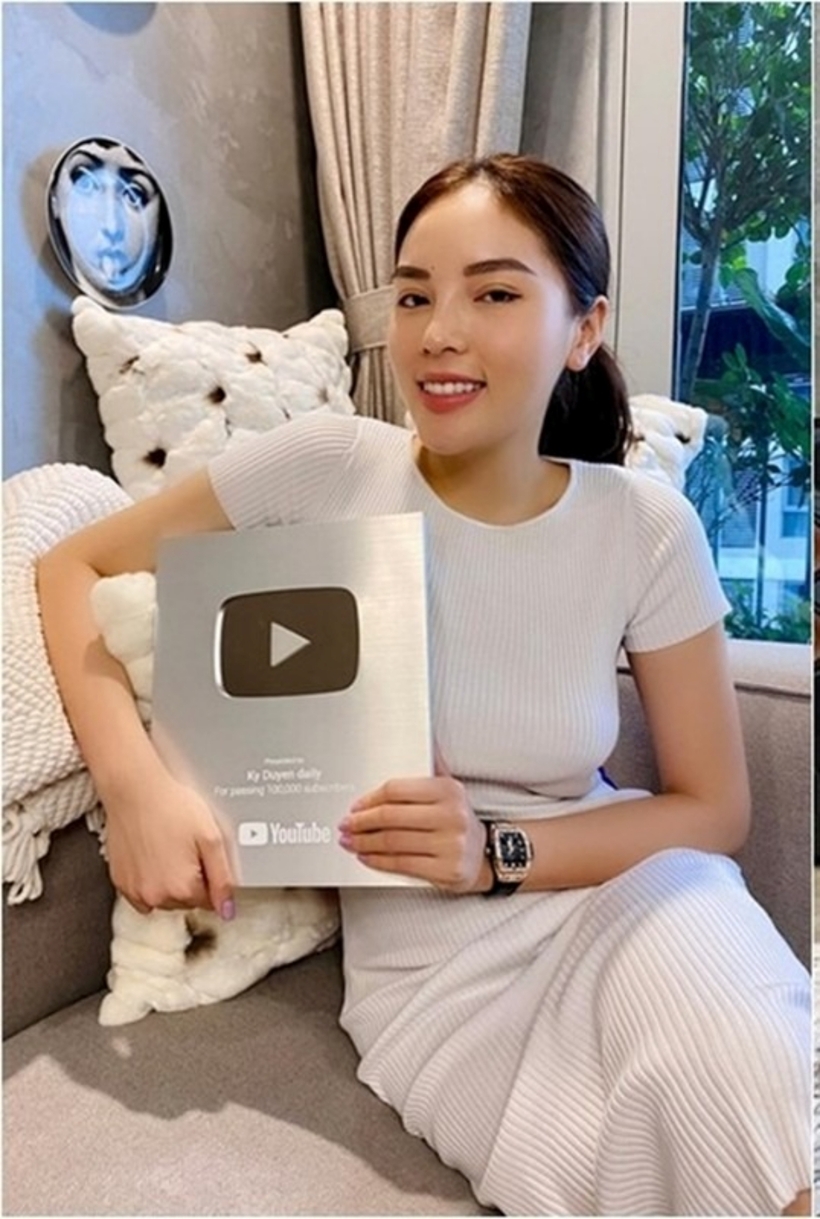 Phòng khách thoáng đãng, được bài trí đơn giản nhưng rất tinh tế, với những bức tranh thể hiện gu thẩm mỹ độc đáo.