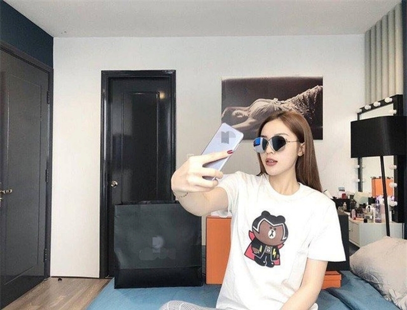 Một góc phòng ngủ đặt kê tủ đựng đồ, bàn trang điểm.
