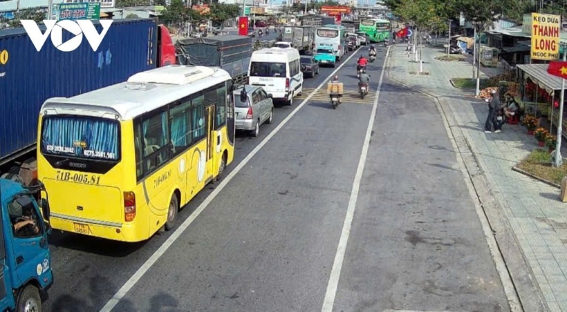 Các phương tiện dừng đậu tại Quốc lộ 60 địa bàn tỉnh Bến Tre chờ qua cầu Rạch Miễu. Ảnh: VOV