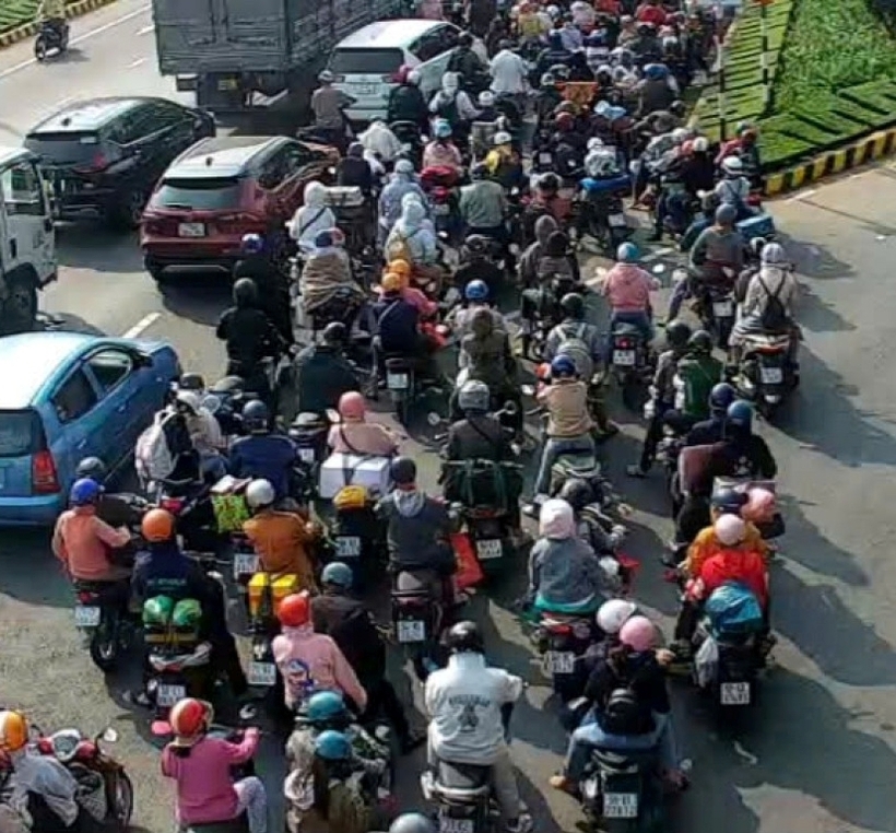 Giao thông ùn tắc nghiêm trọng tại khu vực cầu Rạch Miễu sau khi xảy ra tai nạn. Ảnh: VOV