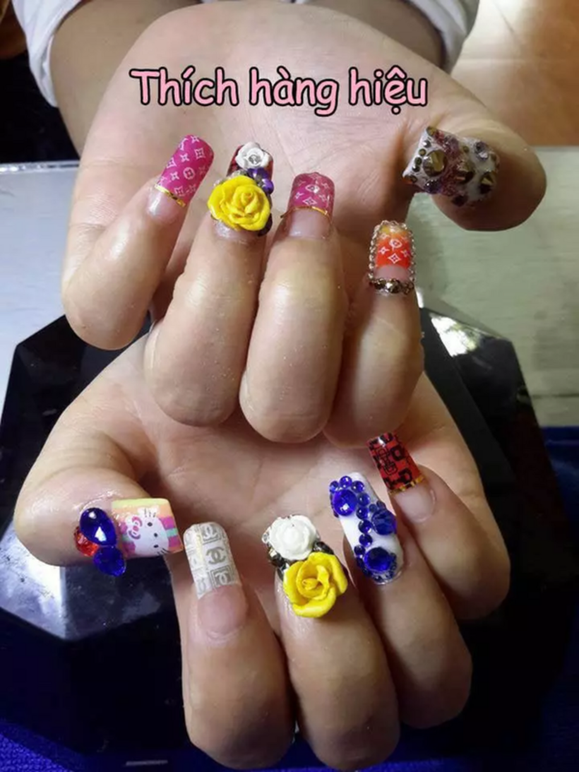 Mẫu nail lấy cảm hứng từ hoa cỏ mùa xuân, nhưng với số lượng hoa cỏ dày đặc như thế này thì... hơi rối mắt.