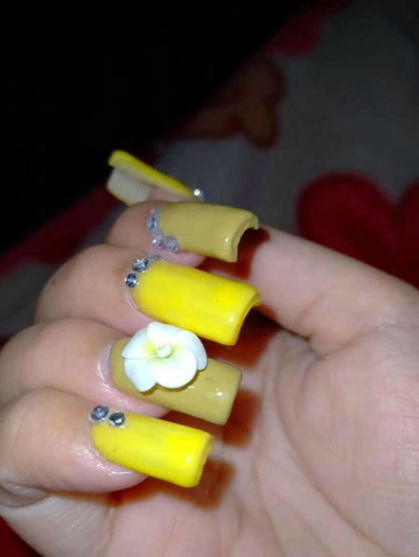 Bộ nail màu vàng rộn ràng sắc xuân.