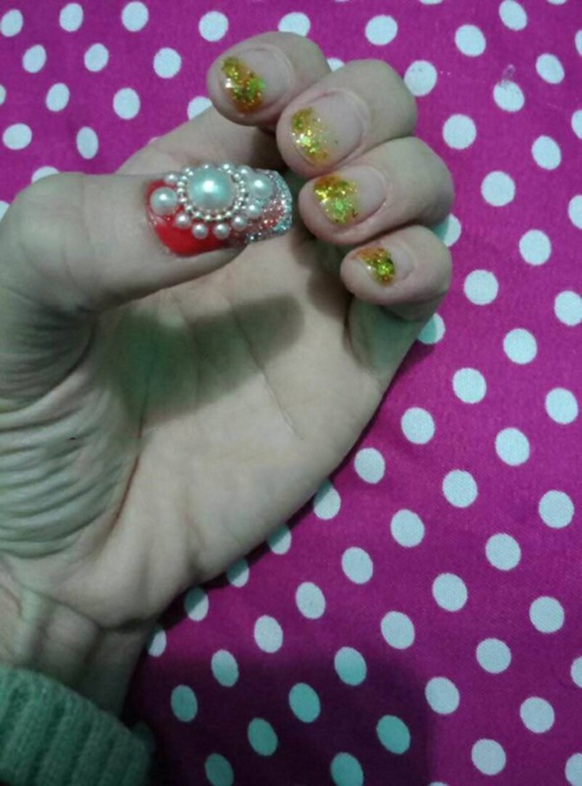 Mặc dù cũng đính đá, nhưng bộ nail này lại được nhiều người cho rằng có vẻ hơi lỗi thời.