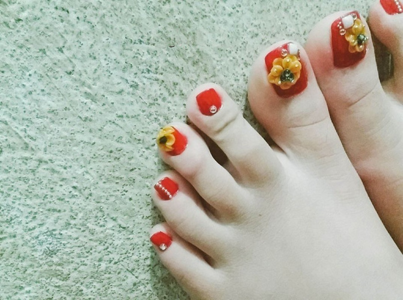 Bộ nail này từng gây "sóng gió" trên mạng, với ý kiến trái chiều: người khen đẹp, người lại cho rằng quá sặc sỡ.