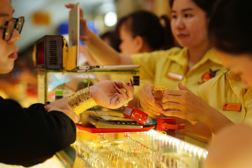 Giá vàng miếng SJC và 9999 trên thị trường tự do bất ngờ tăng mạnh. (Ảnh: Tuổi trẻ)