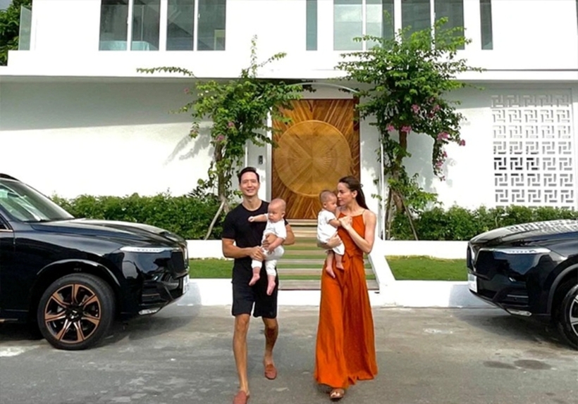 Căn biệt thự của Hồ Ngọc Hà nằm trên đường Nguyễn Văn Hưởng (phường Thảo Điền, TP.Thủ Đức, TP.HCM), ven sông Sài Gòn, có diện tích khoảng 300m2, gồm 1 trệt, 2 lầu.
