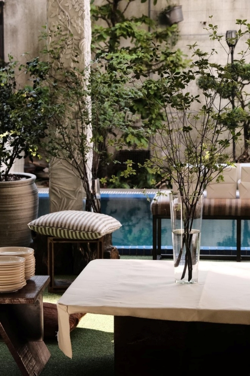 Một góc của biệt thự được bài trí đẹp mắt, hướng view nhìn ra hồ bơi.