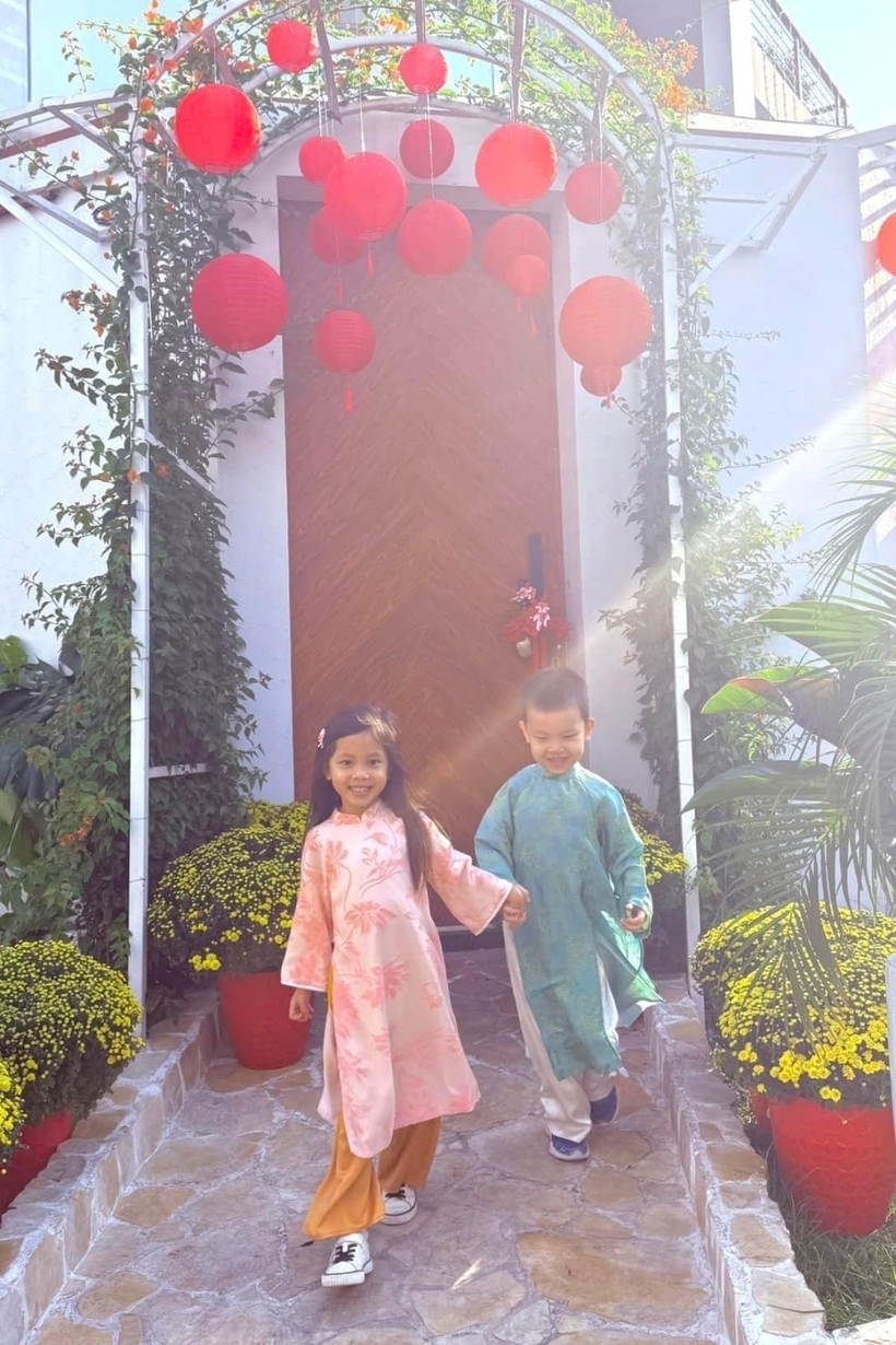 Những chậu cúc vàng khoe sắc dọc hai bên lối vào biệt thự.