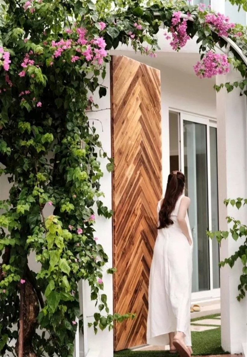Được biết, Hồ Ngọc Hà mua căn biệt thự này sau khi sinh 2 bé Lisa và Leon, trị giá khoảng 30 tỷ đồng. Nơi đây nằm ở một vị trí đắc địa và được bảo vệ rất nghiêm ngặt.