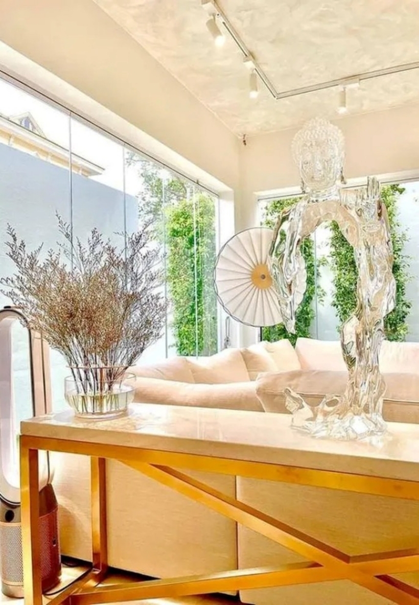 Một chuyên trang về nội thất từng “soi” nội thất nhà của nữ ca sĩ, chỉ ra rằng chiếc quạt không cánh, tượng Phật bằng pha lê, đèn trang trí hình chiếc ô… tất cả đều là hàng giới hạn hoặc được đặt riêng.