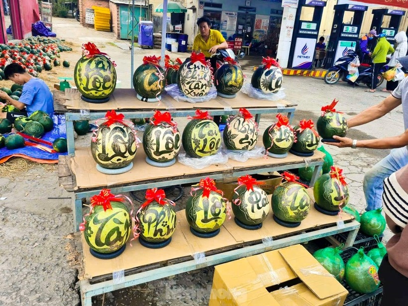 Những trái dưa hấu to tròn trở nên hấp dẫn hơn qua bàn tay điêu khắc của các nghệ nhân. Chia sẻ trên báo Dân Trí, chị Ngọc Mai, chủ một hàng dưa hấu khắc chữ trên phố Nguyễn Văn Cừ (quận Long Biên, Hà Nội) cho biết, dưa hấu có giá 25.000 đồng/kg. Khách hàng có thể chọn mẫu dưa đã khắc sẵn hoặc chọn quả dưa mới rồi nghệ nhân mới bắt đầu khắc. Mỗi quả dưa hấu nặng từ 3kg đến 8kg.