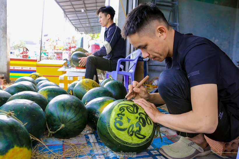 Chia sẻ trên Tiền Phong, anh Qúy cho biết, việc khó nhất khi khắc hình nghệ thuật lên dưa là công đoạn định hình chữ, nếu định hình không đúng hoặc lệch có thể khiến dưa không có hồn, mất đi vẻ đẹp của nó.