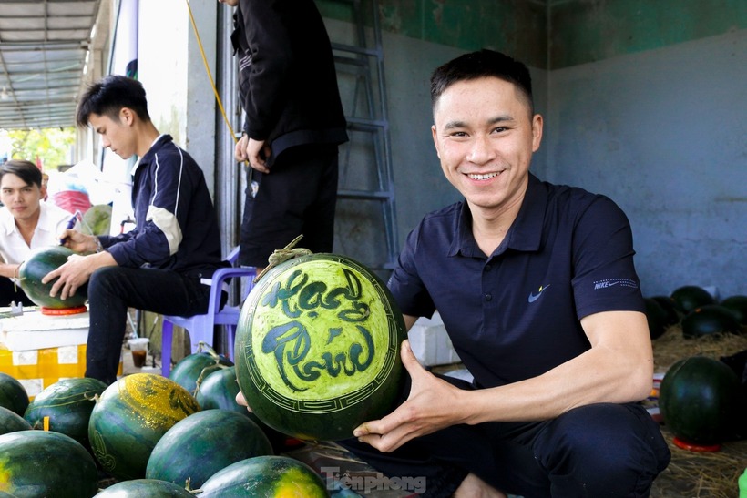 Anh Trương Viết Quý (Huế) cho biết từ đầu tháng Chạp đã nhập hơn 1.000 quả dưa để khắc hình nghệ thuật bán Tết. Dưa khắc chữ có giá 180.000-220.000 đồng/quả (tùy số lượng chữ, thường là "Tài Lộc", "Phú Quý"). Dưa khắc hình cầu kỳ như cá chép, thần tài, chim phượng có giá 300.000-400.000 đồng/quả.