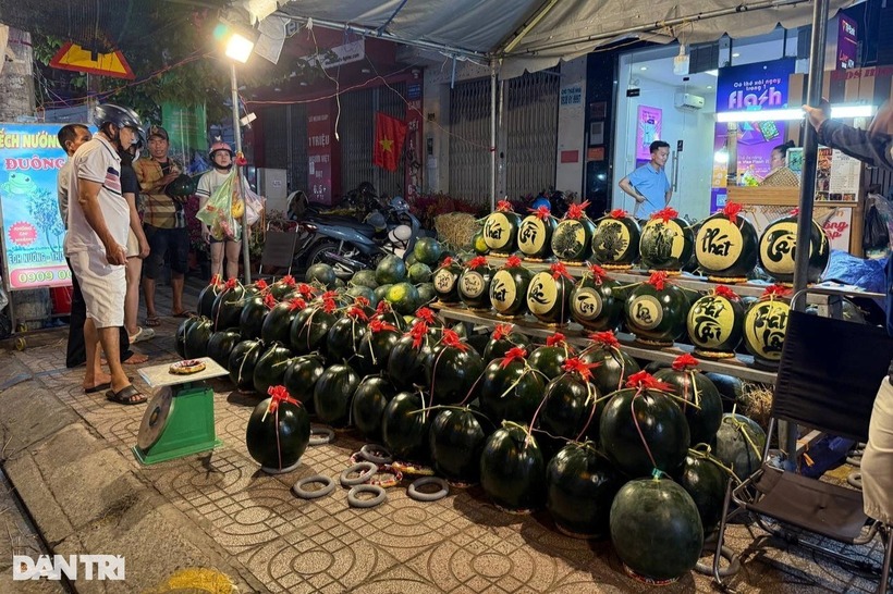 Vào dịp Tết Nguyên Đán, người dân tìm đến các điểm bán dưa hấu khắc để chọn những mẫu phù hợp bày biện lên bàn thờ tổ tiên.