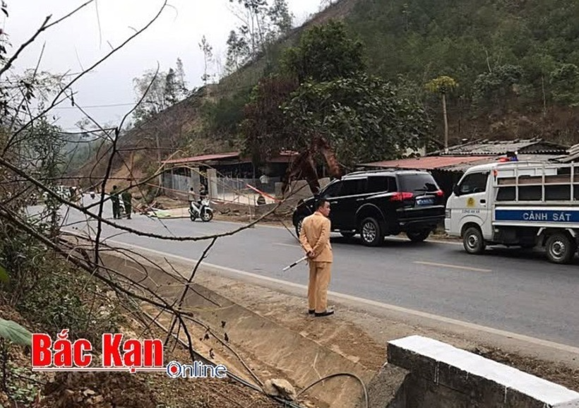 Cơ quan chức năng có mặt tại hiện trường vụ án mạng. Ảnh: Báo Bắc Kạn