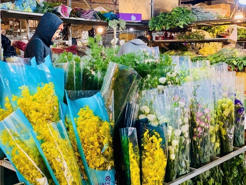 Các loại hoa Tết đủ màu sắc được tiểu thương nhập về phục vụ người dân.